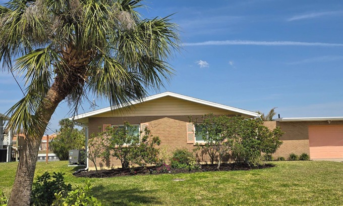 Palmetto House | Charming Water Front 2-Bedroom Home in quaint Palmetto FL.