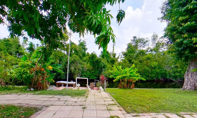 Fort Myers House | Charming waterfront home with firepit, central AC, W/D, & dog-friendly