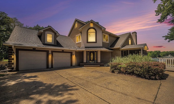Battle Creek House | Charming Waterfront 4-bedroom house with AC and WiFi with Amazing Views!