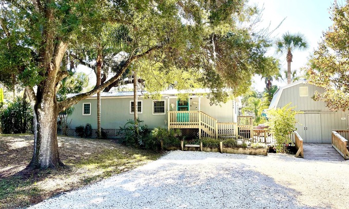 Homosassa Cottage | Charming Waterfront Canal Home in beautiful Old Homosassa! 5 Kayaks, Dock, Bikes