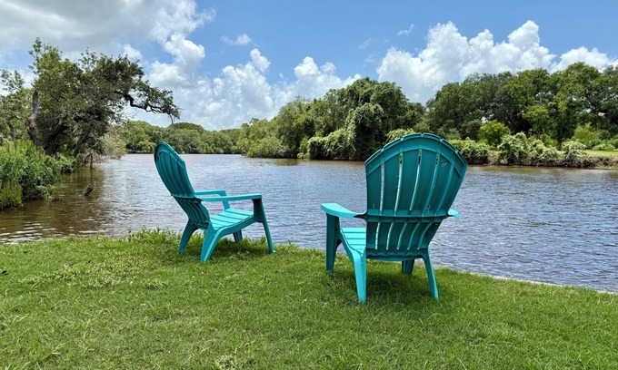 Elmaton Cabin | Charming Waterfront cabin with WiFi and AC in wonderful Palacios