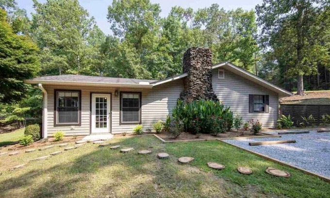 Rockford House | Charming Waterfront Cottage on Lake Mitchell