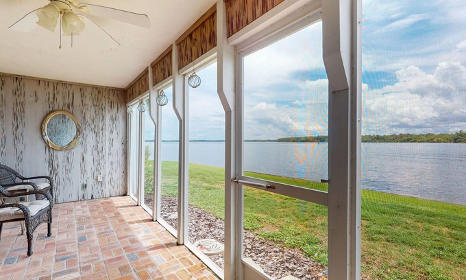 Welaka Condo | Charming waterfront condo with marina access, pool, A/C, WiFi