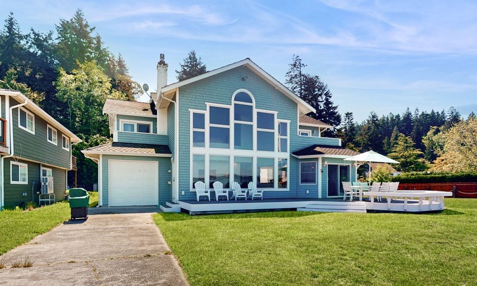 Greenbank House | Charming waterfront home in Greenbank with direct beach access