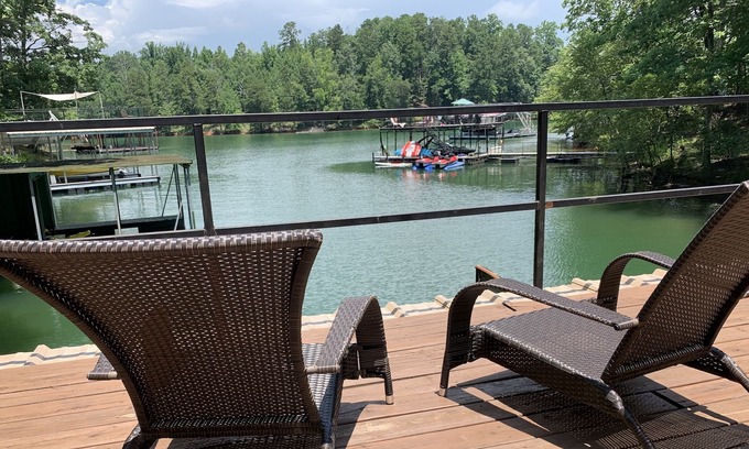 Gainesville House | Charming Waterfront Lake Lodge in the Heart of Gainesville