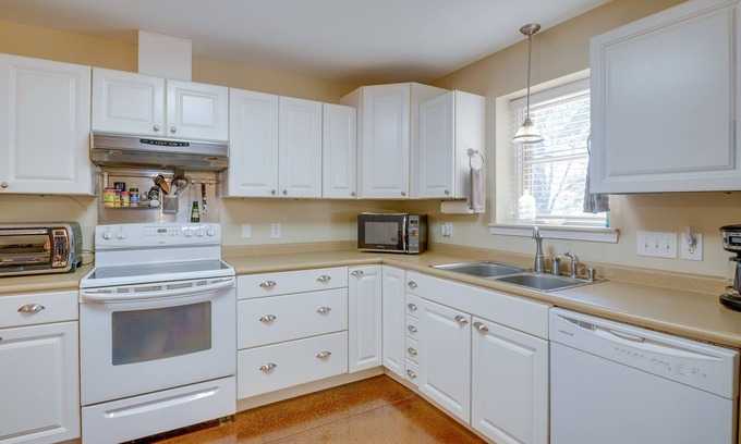 Centre Apartment | Charming Weiss Lake Apartment w/Boat Slip!