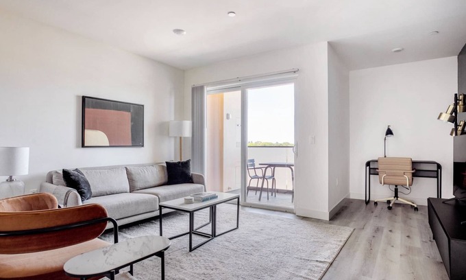 Mar Vista Apartment | Charming West LA 1BR w/Rooftop & Gym, Close to Beach, by Blueground