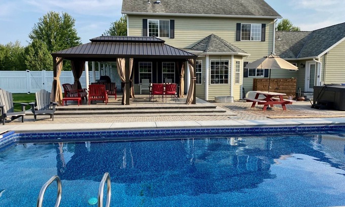Walla Walla House | Charming Wine lovers Farm House with heated Pool & Hot tub!