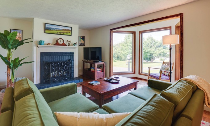 Town of Torrey Cottage | Charming Wine Trail Retreat: Walk to Seneca Lake!