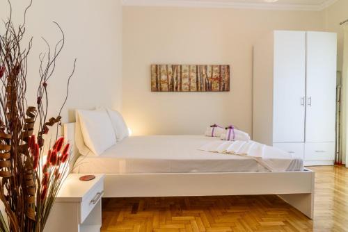 Ampelokipoi Apartment | Charmy Petit Flat in Athens