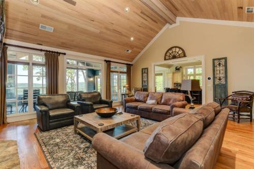 Big Canoe House | Chasing Chipmunks - Sweeping mountain views and community amenities