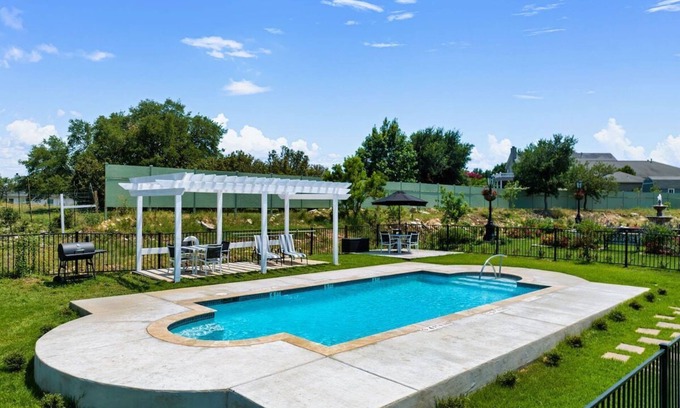 New Braunfels Villa | Chateau-Barred Rock 1 private bedroom & pool