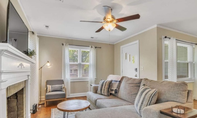 Sans Souci House | Chateau Divine- Pet Friendly Charm 3mi to Downtown