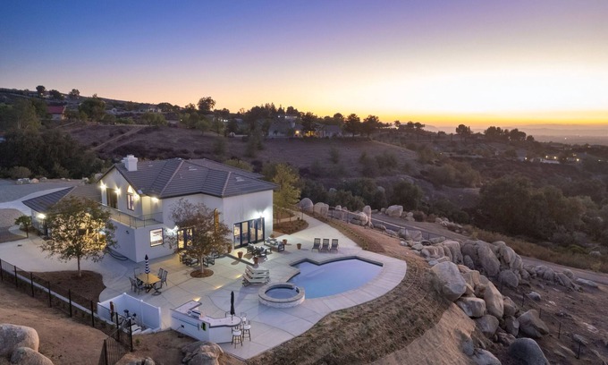 Temecula House | 🌟Chateau Evie James - High End Luxury Home w/Pool, Hot Tub, Game Room! WEEKDAY SPECIALS🌟