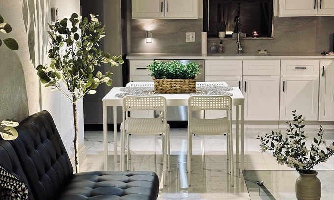Delray Beach House | Chateau Guest House, Delray Beach. Modern 3 king bed oasis just off Atlantic Ave