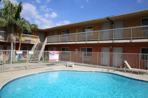 Downey Hotel | Chateau Inn & Suites