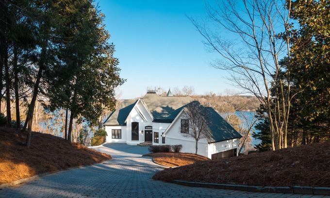 Gainesville House | Chateau Lanier multi family lake house for family reunions, corporate retreats