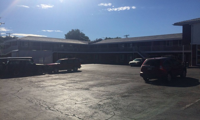 Central Colorado Springs Hotel | Chateau Motel