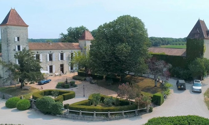 Villeneuve-sur-Lot House | Chateau Trieux, a 16th century chateau set in 3.5 hectares of private grounds.