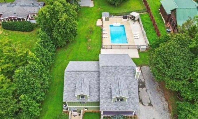 McDonald House | Chattanooga Country Home + Large Pool + Firepit + Ping Pong Table + WiFi+SmartTV