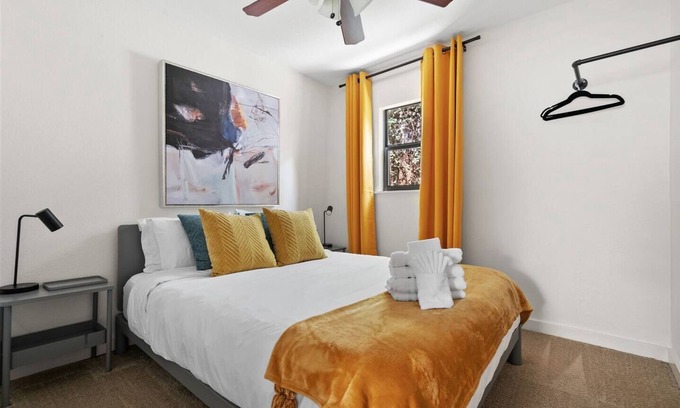 East Cesar Chavez House | Chavez Mini: Spacious 2BR House near Downtown