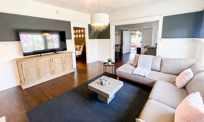 View Park-Windsor Hills House | Cheerful 2-bedroom home