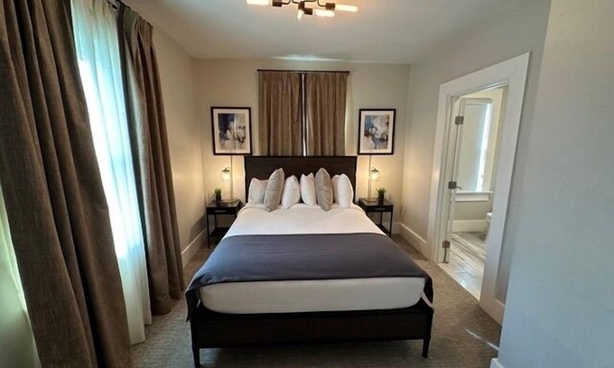 Historic Hill Hotel | Cheerful 1 Bed/1 Bath/Dog friendly in the heart of Newport
