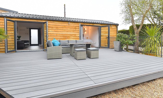 Guildford Cottage | Cheerful 1BD Cottage with Parking Nr Guildford