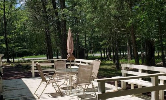 Locust Lake Village House | Cheerful 2 BDRM Bungalow, 5-10 MIN walk to Lake