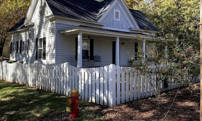 Landrum House | Cheerful 2 Bdrm Walking Distance Downtown Landrum
