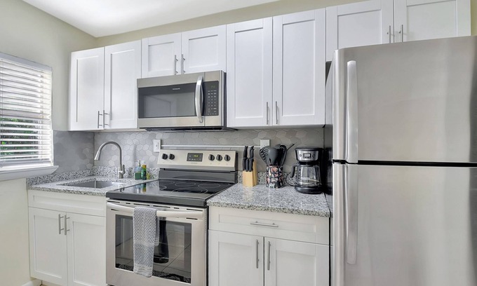 Delray Beach Cottage | Cheerful 2 bed cottage, East Delray Beach, pets ok, walk to Atlantic