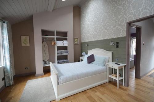 Camden Town with Primrose Hill Apartment | Cheerful 2 bed home with terrace in central Camden
