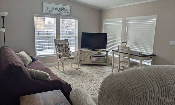 Sheridan House | Cheerful 2 bedroom 2 bath home in Sheridan.