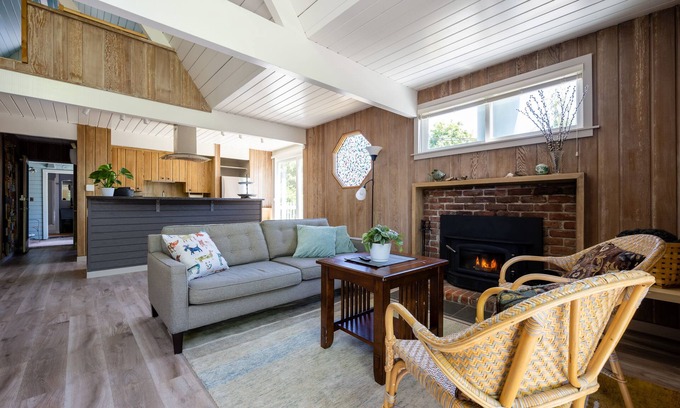 Rio del Mar Cottage | Cheerful 2 Bedroom Cottage Near the Beach