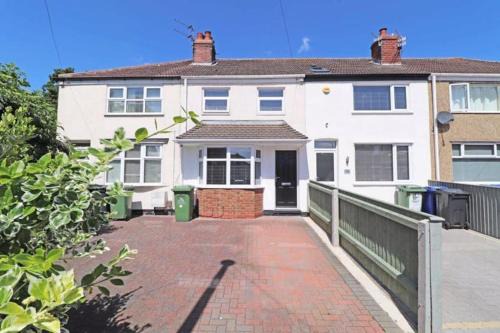 Cleethorpes House | Cheerful 2 bedroom holiday home with parking