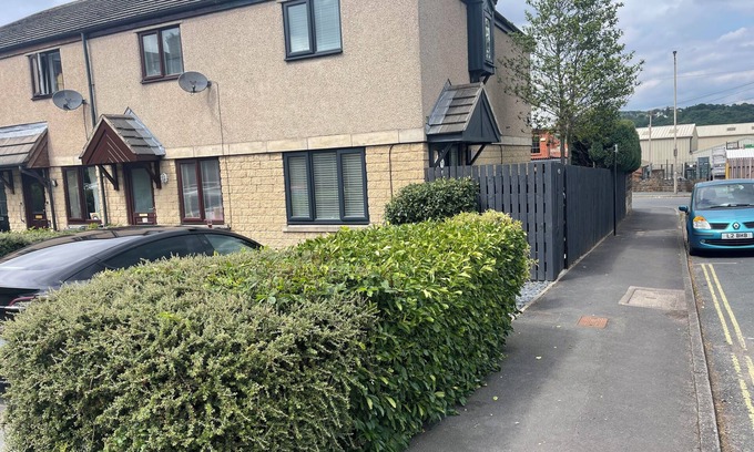 Ilkley House | Cheerful 2-Bedroom Town House with Free Parking, Hot Tub & EV Charger
