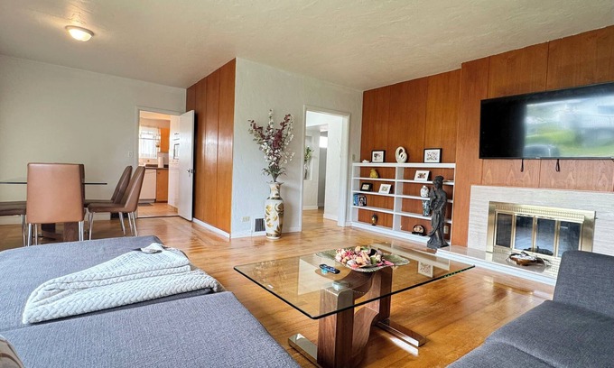 Renfrew-Collingwood House | Cheerful 2 Bedroom with spacious Living & Dining - Central Vancouver
