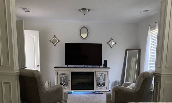 Fairburn House | Cheerful 2 Bedrooms Home with Fireplace