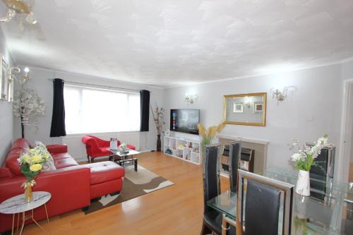 Earley House | Cheerful 3 Bedroom 2 Bathroom Bungalow by CozyNest