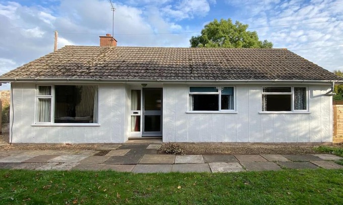 Forest of Dean House | Cheerful 3 bedroom bungalow with indoor fire place