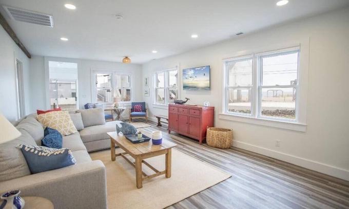 Yalesville Cottage | Cheerful 3 bedroom cottage w/private beach access