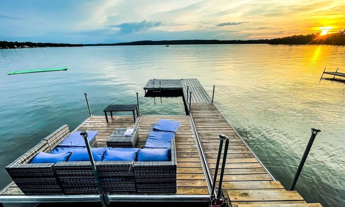 Franklin Cottage | Cheerful 3 bedroom cottage right on the lake!