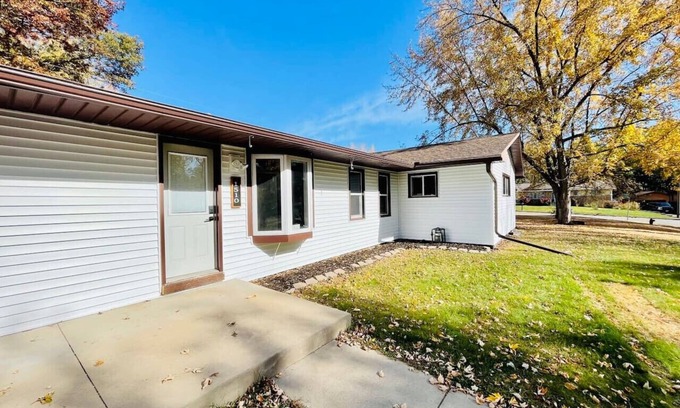 Eau Claire House | Cheerful 3 bedroom house with Hot Tub, Disney Plus