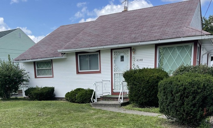 Cuyahoga County House | Cheerful 3 bedroom home with game room!
