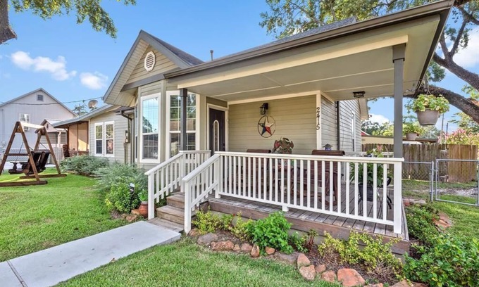 Dickinson House | Cheerful 3 Bedroom Home with Loft