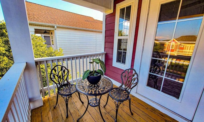 Fayetteville House | Cheerful 3-bedroom home with indoor fireplace.