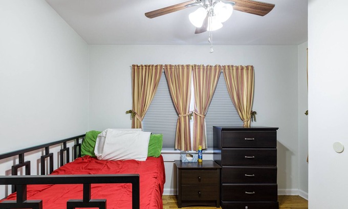 Bristol House | Cheerful 3-bedroom home in a lovely neighborhood