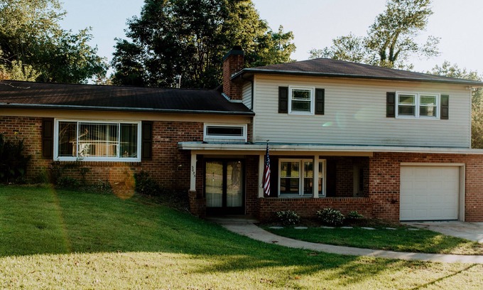 Hickory House | Cheerful 3 Bedroom Home by the Lake
