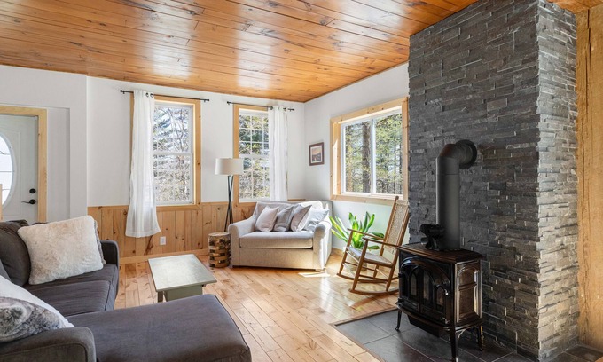 Moretown Cottage | Cheerful 3 Bedroom Mountain Cottage