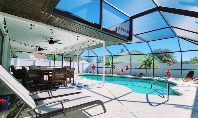 Sarasota House | Cheerful 3 bedroom,resurfaced pool home. 15 minutes from Siesta Beach. Remodeled